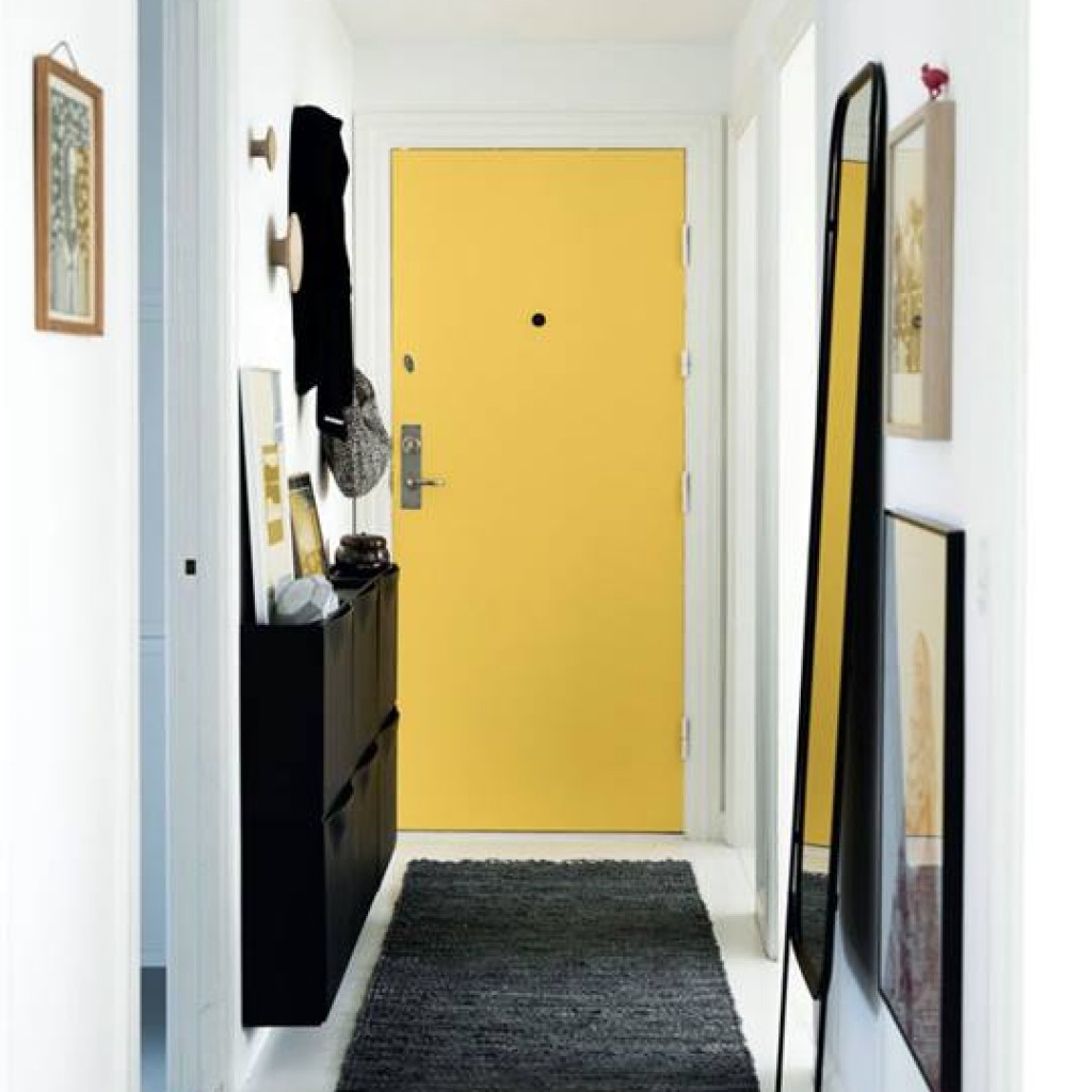 Желтая входная дверь в квартиру